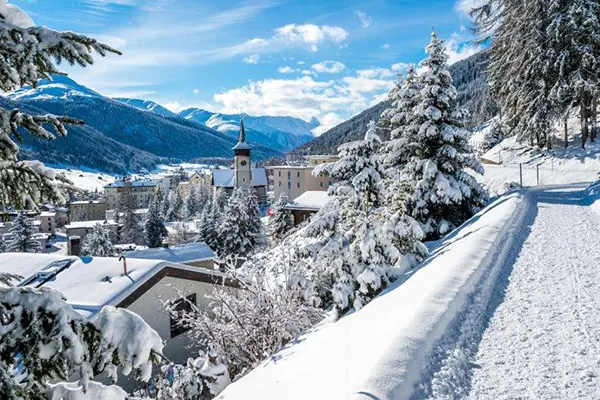 Günstiger Skiurlaub in der Schweiz: Frosch Sportreisen als Alternative