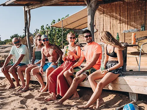 Junge Leute an der Frosch- Bar in Korfu